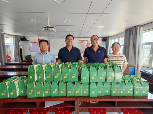 情暖端午 關(guān)懷同行 —— 鉆探分公司開展節(jié)前慰問活動.jpg